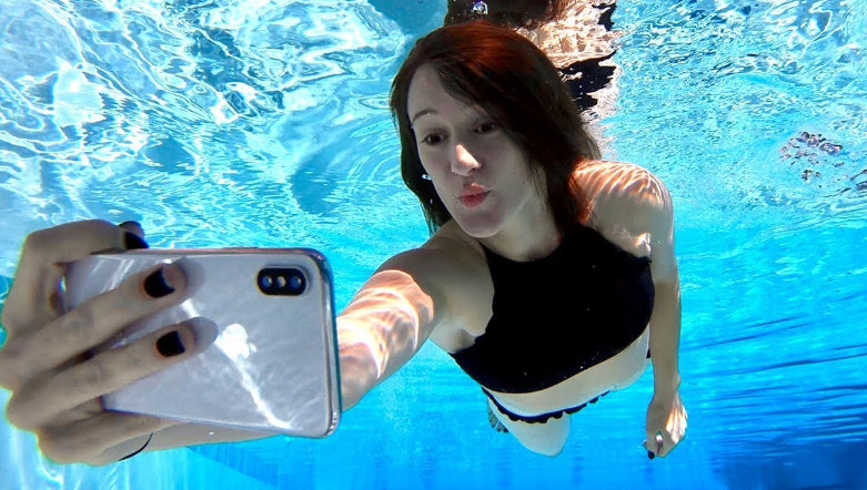 Can You take Pictures Underwater with the iPhone XS Max/XS/XR?