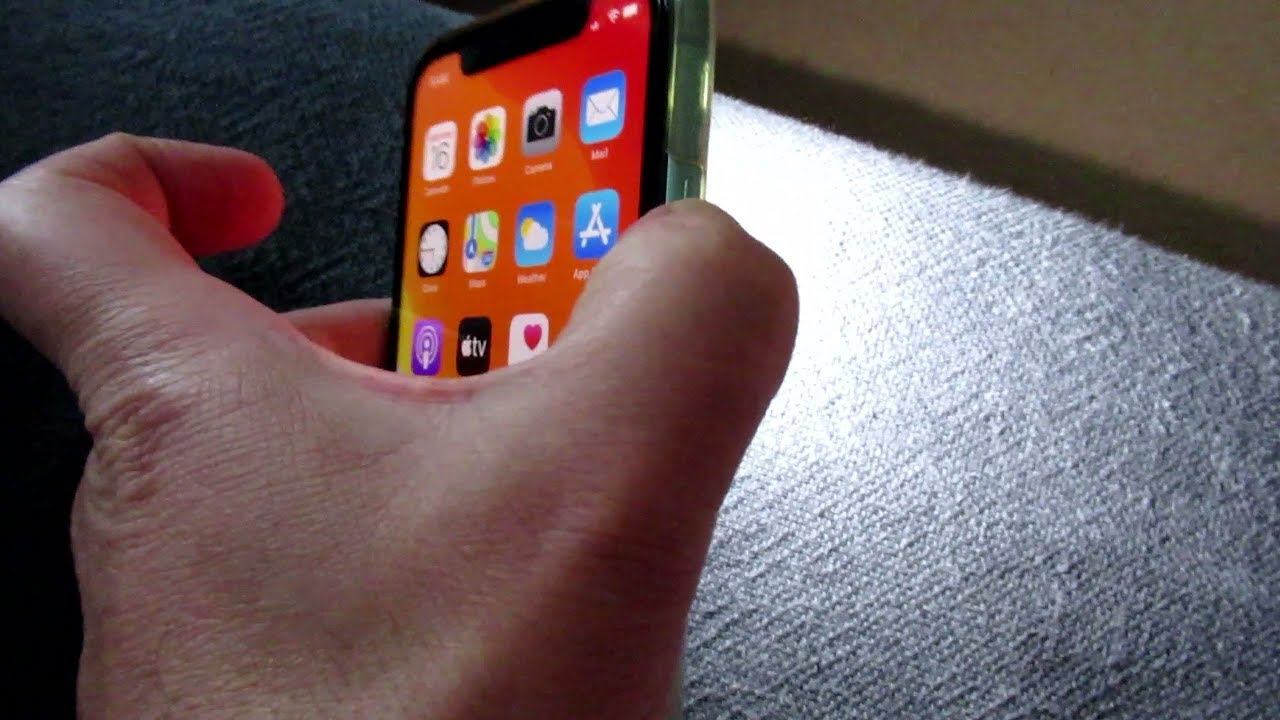 How To Turn On Flashlight iPhone 11