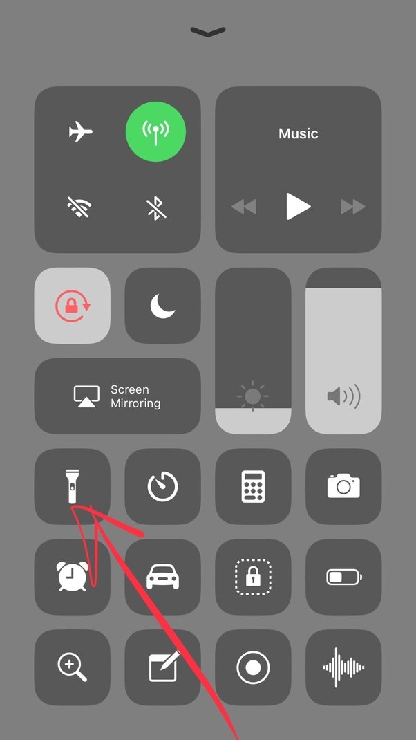 How to turn off the flashlight on my iPhone