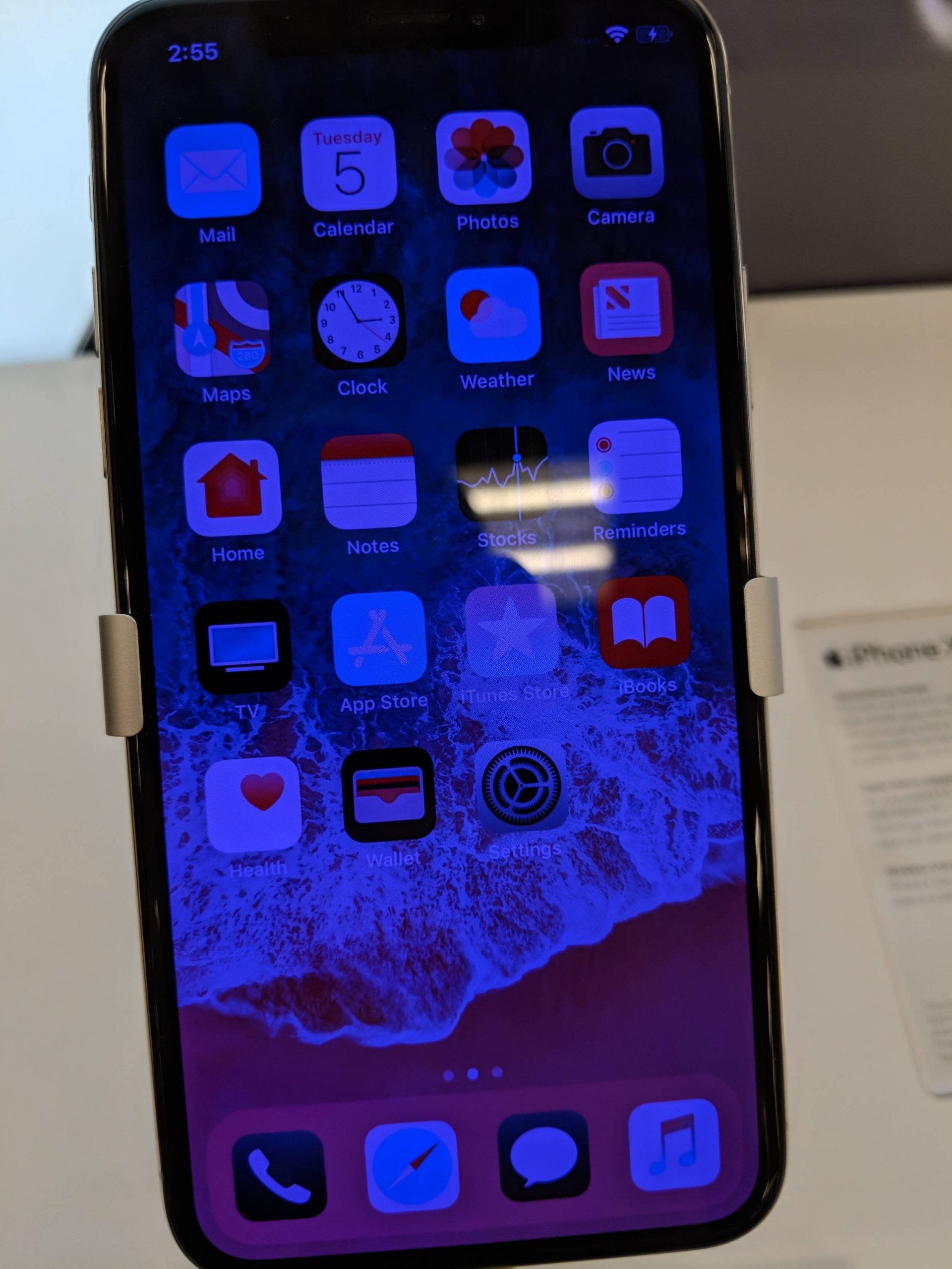 Purple/blueish tint on iPhone X screen. : iphone